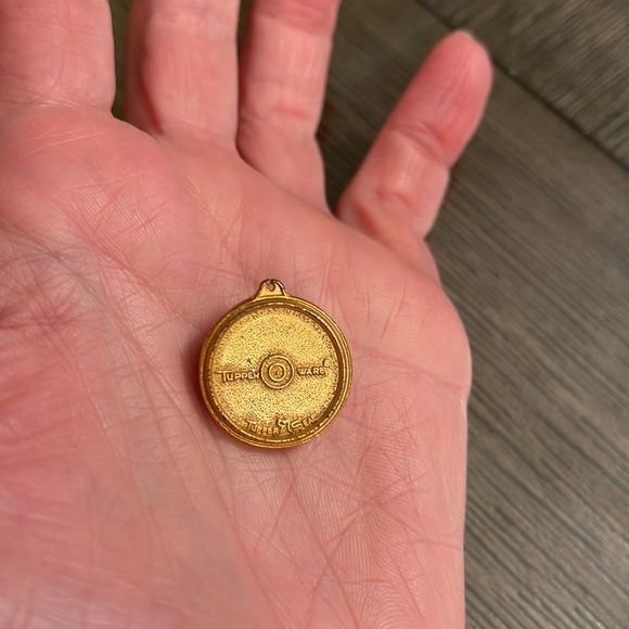 Vintage Collectible Pin: Tupperware Tupper Seal Gold Tone Pin, Lapel Pin - Picture 6 of 13